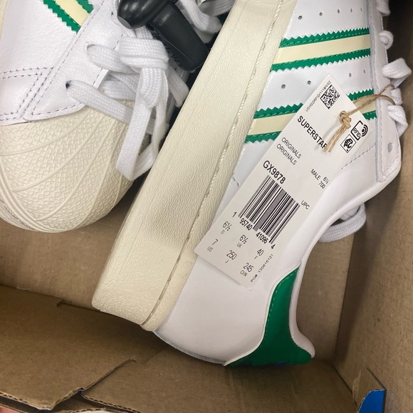 💚NWT Adidas Originals Superstar Team Colors - White/Green Sizes 7, 9.5 or 10 - Picture 12 of 14